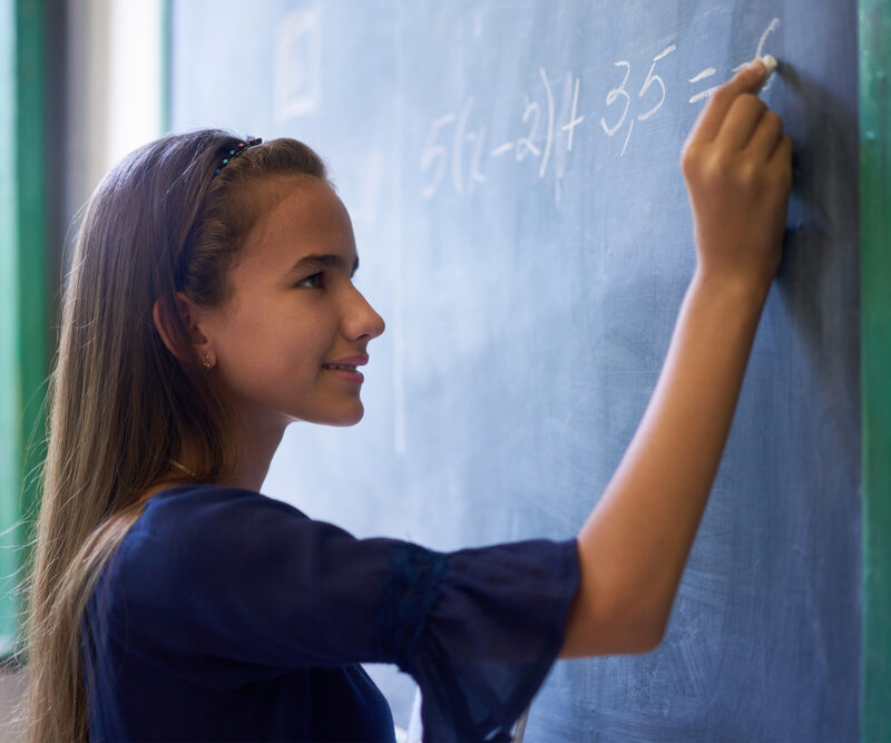 mujeres niñas en la ciencia